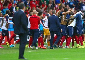 کریم بنزما|خوشحالی بازیکنان تیم ملی فرانسه بعد از گلزنی مقابل هندوراس .