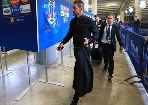 دیگو سیمئونه|دیگو سیمئونه تیم خود را به ورزشگاه راهی می کند.