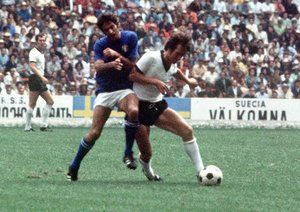 جام جهانی 1970|جام جهانی 1970 مکزیک، مکزیکو. 17 ژوئن 1970، ایتالیا 4 – آلمان غربی 3. یک مدافع ایتالیایی و یک مهاجم آلمانی برای تصاحب توپ در نیمه نهایی جام جهانی با هم جدال می کنند.