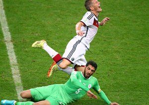 رفیق حلیچ - باشتین شوانشتایگر|تکل بلند رفیق حلیچ، بازیکن الجزایر روی پای باشتین شوانشتایگر از المان.