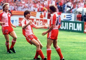 جام جهانی 1986|مایکل لادروپ از تیم دانمارک، گل تماشایی خود را همراه با هنریک اندرسون و پربن لارسن در دیدار برابر اروگوئه جشن می گیرد. دانمارک 6 – اروگوئه 1.