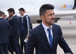 داوید ویا|داوید ویا از باشگاه اتلتیکو ماردید همراه با سایر هم تیمی ها برای دیدار در فینال لیگ قهرمانان اروپا برابر رئال مادرید، در فرودگاه شهر لیسبون از هواپیما پیاده می شود.