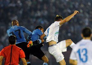 والتر گارگانو|پرواز بازیکنان اروگوئه برای زدن ضربه سر اول.