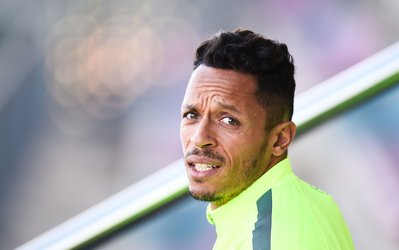 داگلاس خبر داد : آدریانو از بارسلونا میرود !