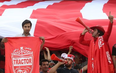 حاشیه استقلال - تراکتور / شعار علیه قلعه‌نویی و جشن قهرمانی تبریزی‌ها / حضور پنج هزار هوادار
