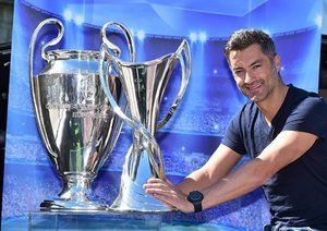 جام قهرمانی لیگ قهرمانان اروپا|ویتور بایا در کنار جام قهرمانی لیگ قهرمانان مردان و زنان، برابر خبرنگاران و عکاسان در شهر پورتو عکس می اندازد.