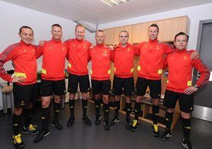 تیم داوری فینال لیگ قهرمانان اروپا|تیم داوری فینال لیگ قهرمانان اروپا پیش از دیدار تیم های رئال و اتلتیکو در رختکن ورزشگاه با هم آشنا می شوند.