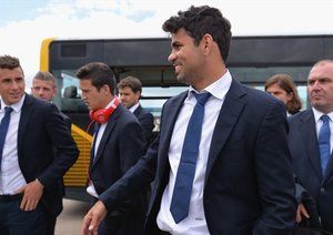 دیگو کاستا|دیگو کاستا از باشگاه اتلتیکو ماردید همراه با سایر هم تیمی ها برای دیدار در فینال لیگ قهرمانان اروپا برابر رئال مادرید، در فرودگاه شهر لیسبون از هواپیما پیاده می شود.