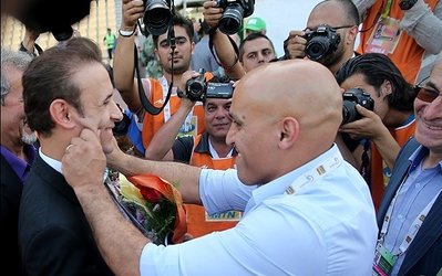 حاشیه‌های نفت تهران - ذوب‌آهن | عکس یادگاری منصوریان و گل‌محمدی / شعار هواداران علیه یکدیگر و سوسماری که از کنار زمین دور شد!