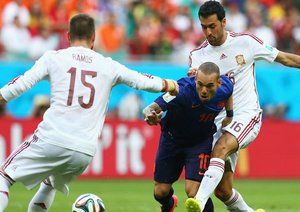 وسلی اشنایدر - سرخیو بوسکتس|درگیری اشنایدر با هافبک اسپانیا بوسکتس برای گرفتن توپ.