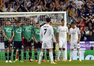 کریس رونالدو|دیوار دفاعی شالکه در انتظار ضربه آزاد کریستیانو رونالدو از رئال مادرید.