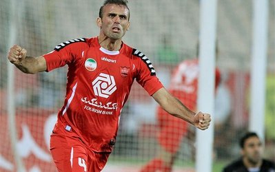 حسینی قرارداد یکساله خود را با الاهلی قطر امضا کرد/ شماره ۴ بر تن سیم‌خاردار قرمزپوش