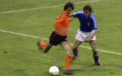 جام جهانی 2014 / 100 لحظه جذاب تاریخ جام جهانی (81_اجرای تکنیک معروف به چرخش کرایف به وسیله اسطوره فوتبال هلند)