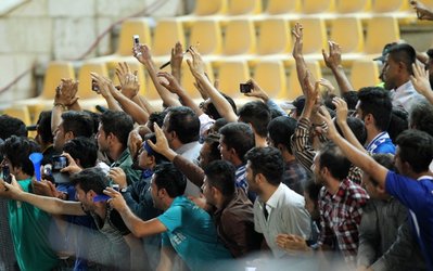 لیگ برتر | حاشیه استقلال - فولاد / مشکل خبرنگاران با اینترنت ورزشگاه آزادی / اعتراض هواداران استقلال به فولادی‌ها