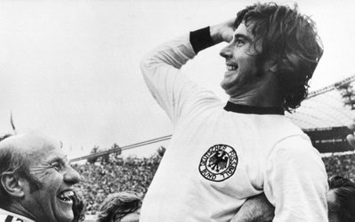 تولد روز | بمب‌افکن 69 ساله شد