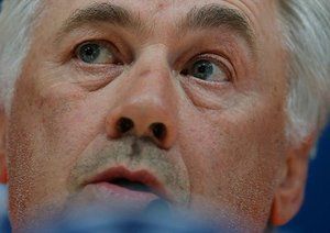 نشست مطبوعاتی سرمربی رئال پیش از فینال لیگ قهرمانان اروپا|کارلو آنجلوتی در کنفرانس مطبوعاتی پیش از دیدار تیمش برابر اتلتیکو مادرید در فینال لیگ قهرمانان اروپا با خبرنگاران دیدار می کند.