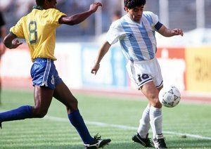 جام جهانی 1990|دیگو مارادونا از آرژانتین، با مقاومت والدو از برزیل مواجه می شود. جام جهانی 1990 ایتالیا.