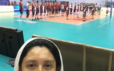 بانوی «ایرانی-آمریکایی» از تجربه تماشای بازی والیبال در ورزشگاه آزادی میگوید: نحوه تشويق ايرانی‌ها عالی است / كاش بانوان هم اجازه ورود داشتند