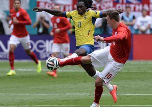 فیل جونز|جنگ بر سر گرفتن توپ میان بازیکن انگلیس فیل جونز و یار حریف.