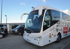 رئال مادرید|بازیکنان رئال مادرید سوار اتوبوس می شوند تا فرود گاه لیسبون را ترک کنند. رئال امشب در فینال لیگ قهرمانان اروپا برابر اتلتیکو مادرید به میدان می رود.