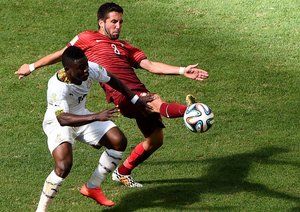 عبدالمجید واریس - مونتینیو|تقابل عبدالمجید واریس از غنا با بازیکن پرتغال،  مونتینیو در میانه زمین.