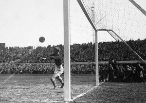 جام جهانی 1930|دروازه بان آمریکا، جیمز داگلاس، در دیدار برابر آرژانتین در جام جهانی 1930، مرحله ی نیمه نهایی در وزشگاه سنتناریو در مونته ویدئو، دروازه اش را بازشده می بیند. 26 جولای 1930. آرژانتین 6-1 آمریکا را شکست داد و به فینال رسید.