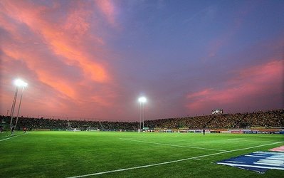 چمن ورزشگاه فولاد شهر فرسوده شده است