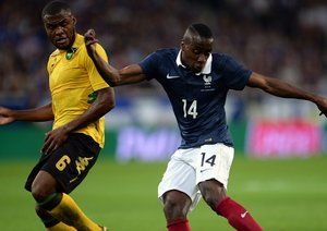 بلیز ماتودی|تلاش هافبک تیم ملی فرانسه متئدی برای کنترل توپ.