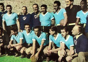 جام جهانی 1950|تیم اروگوئه پیش از دیدار نهایی برابر برزیل در جام جهای 1950 برابر عکاسان می ایستند.