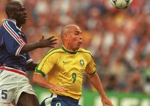 جام جهانی 1998|فرانسه، 12 جولای، جام جهانی 1998، فینال، پاریس، برزیل 0 – فرانسه 3، لیلین تورام از فرانسه و رونالدو از برزیل.