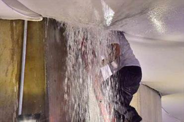 افتضاح در ورزشگاه داس دوناس قبل از بازی ایتالیا/ آب در اتاق‌ها جاری شد!