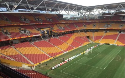 سکوهای ورزشگاه خالی است / عکس یادگاری اماراتی‌‎ها