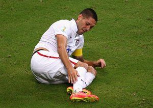 کلینت دمپسی|ناراحتی کلینت دمسی بعد از برخورد با بازیکن پرتغال .