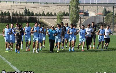 حاشیه‌های تمرین استقلال | اخراج محترمانه هوادار جنجالی از کمپ/گفت‌گو‌ی قلعه‌نویی با بازیکنان و غیبت 2 بازیکن