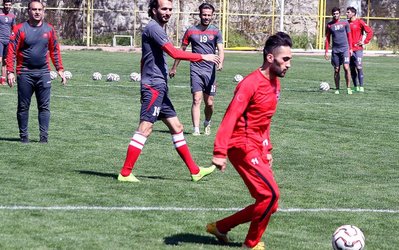 حاشیه‌های تمرین پرسپولیس | ناراحتی هواداران از رفتار خانزاده و حضور بنگر با عصا