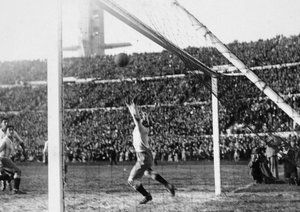 جام جهانی 1930|دروازه بان آرژانتین، خوان بوتاسو، حین باز شدن دروازه اش توسط هکتور کاسترو. هکتور گل چهارم تیم ملی اروگوئه در فینال جام جهانی 1930 را در ورزشگاه سنتناریو در مونته ویدئو در تاریخ 30 جولای 1930 به ثمر رساند. اروگوئه 4-2 آرژانتین را شکست داد و به جام جولز ریمت دست یافت.