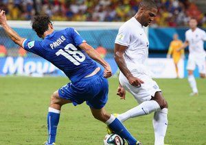 گِلِن جانسون - ماركو پارولو|درگیری بین مدافع انگلستان گلن جانسون  و مارکو پارولو بازیکن ایتالیا .