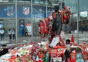 مجسمه اوزه بیو|مجسمه ی اوزه بیو آراسته به پرچم ها در ورزشگاه.