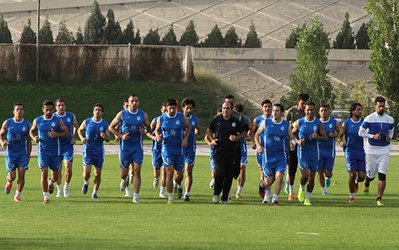 کمپ استقلال سمپاشی شد/ آبی‌‎ها همچنان در زمین شماره دو آزادی