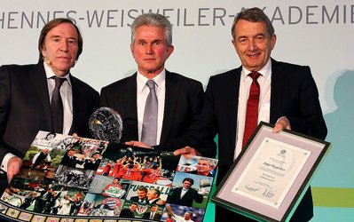 یوپ هاینکس جایزه یک عمر دستاورد فدراسیون فوتبال آلمان را دریافت کرد