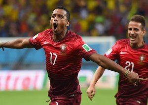 نانی|جشن نانی بعد از زدن گل اول تیمش در دیدار مقابل ایالات متحده آمریکا .