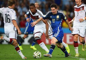 لیونل مسی - فیلیپ لام|تقابل فیلیپ لام از آلمان در مقابل بازیکن آرژانتین ، لیونل مسی بر سر توپ.