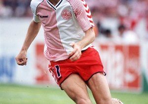 جام جهانی 1986|مایکل لادروپ از دانمارک حین دیدار برابر اسکاتلند در گروه E مسابقات جام جهانی 1986 مکزیک. لادروپ آغاز گر حرکتی است که به تنها گل دانمارک منجر می شود، گل را پربن لارسن به ثمر می رساند، وی در نهایت به عنوان سومین بازیکن برتر جام پس از مارادونا و تونی شوماخر شناخته شد.