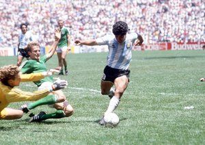 جام جهانی 1986|فینال جام جهانی 1986، ورزشگاه آزتکا، مکزیک، 29 ژوئن 1986، آرژانتین 3 – آلمان غربی 2، مارادونا خود را به دروازه ی دروازه بان آلمان، هرالد شوماخر، و مدافع آنها، کارل هاینتس فوئرستر، می رساند.