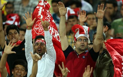 حاشیه‌های پرسپولیس - بنیادکار | حضور صادقیان در ورزشگاه آزادی و غافلگیری تماشاگران توسط دوربین پرنده