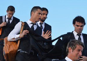 کریستیانو رونالدو|کریستیانو رونالدو و پپه از باشگاه رئال مادرید همراه با سایر هم تیمی های خود برای دیدار فینال لیگ قهرمانان اروپا برابر اتلتیکو مادرید، در فرودگاه لیسبون از هواپیما پیاده می شوند.