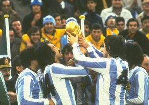 جان جهانی 1978|25 ژوئن 1978: تیم آرژانتین پس از شکست هلند در فینال در ورزشگاه بوینس آیرس، قهرمانی در جام جهانی 1978 را جشن می گیرند. آرژانتین 3- هلند1.