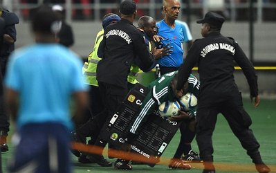 عکس روز | جام ملت های آفریقا 2015 | پلیس ضد شورش داور را از زمین خارج کرد