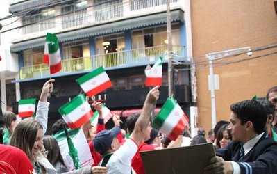 تجمع هواداران ایرانی مقابل هتل تیم ملی + عکس