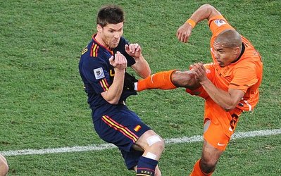 جام جهانی 2014 / 100 لحظه جذاب تاریخ جام جهانی (70_ در جام جهانی 2010 نایجل دی یونگ با پا به سینه ژابی آلونسو کوبید و تنها کارت زرد گرفت.)